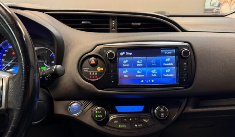 
Toyota Yaris Hybrid full									