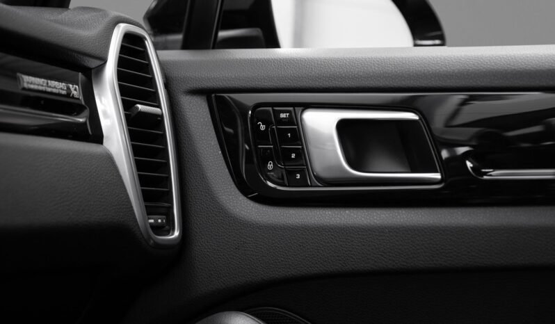 
Porsche Cayenne E-Hybrid full									