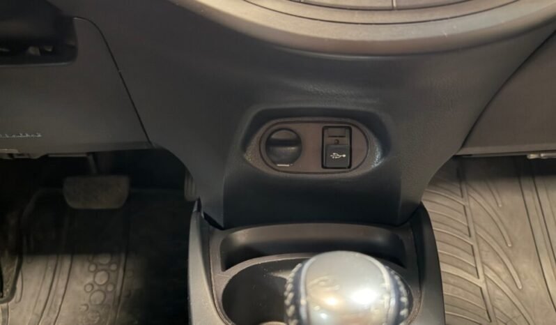 
Toyota Yaris Hybrid full									