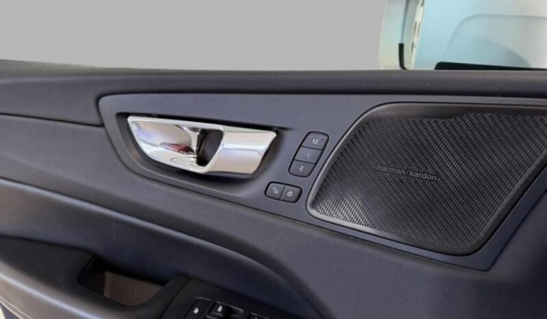
Volvo XC60 T8 AWD R-Design full									