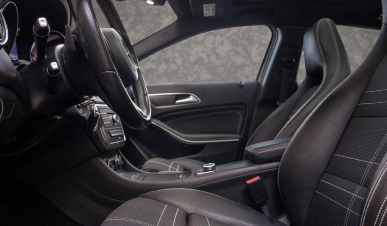 
Mercedes-Benz GLA 180 full									