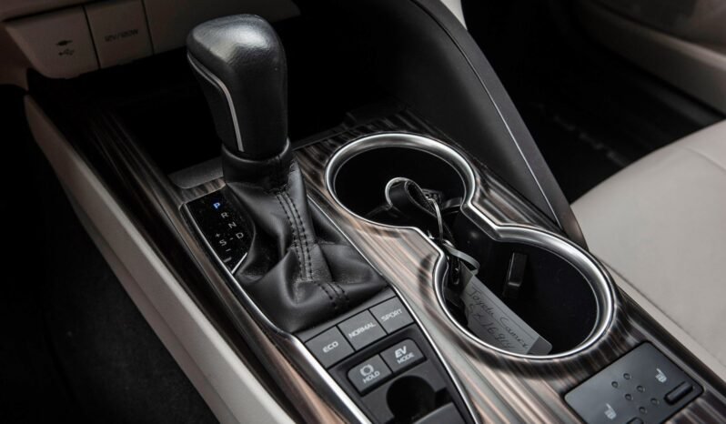 
Toyota Camry 2.5 Hybrid Premium full									