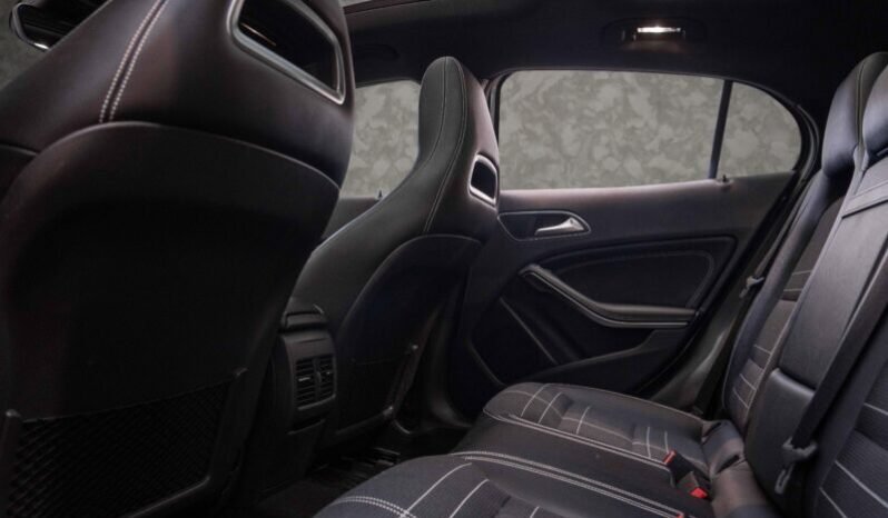 
Mercedes-Benz GLA 180 full									