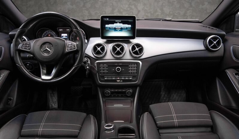 
Mercedes-Benz GLA 180 full									