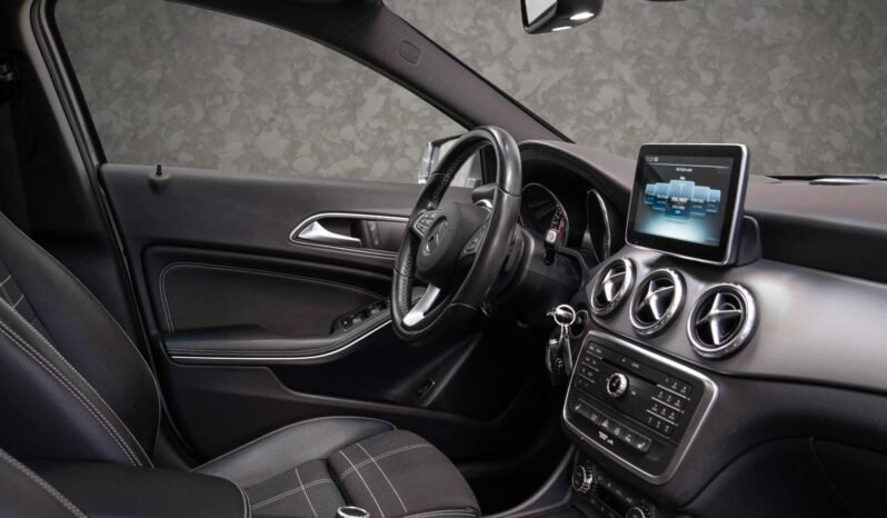 
Mercedes-Benz GLA 180 full									
