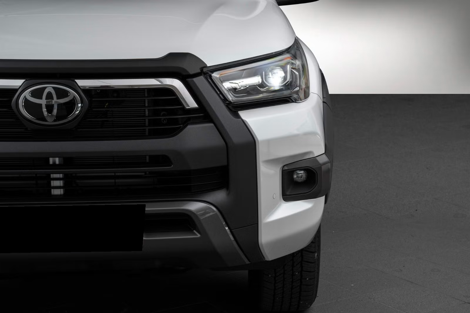 TOYOTA HILUX 2.8D 204 CH D-CAB 4WD SR+ INVINCIBLE X 2025 — NEUF 45 KM