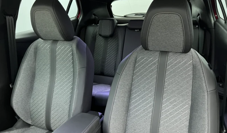 
PEUGEOT 2008 GT Hybrid 145 e-DCS6 full									