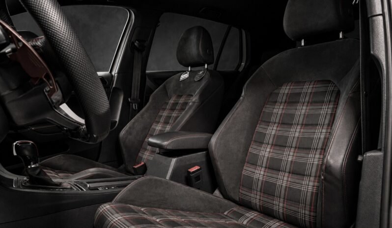 
Volkswagen Golf VII GTI 230 DSG full									