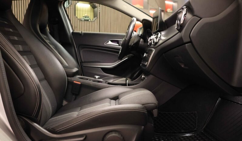 
Mercedes-Benz GLA 220 4MATIC full									