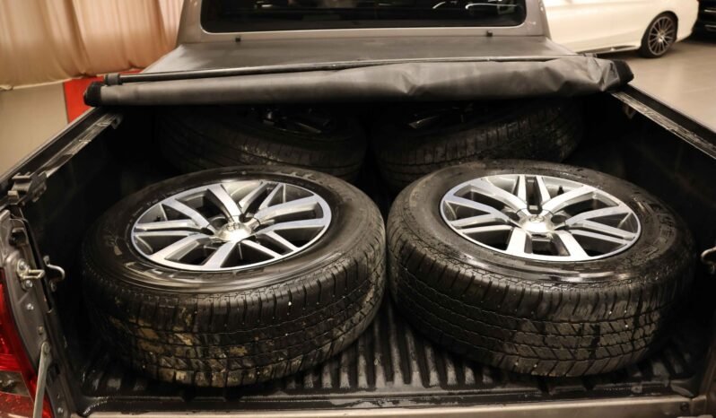 
Toyota HiLux 4×4 full									