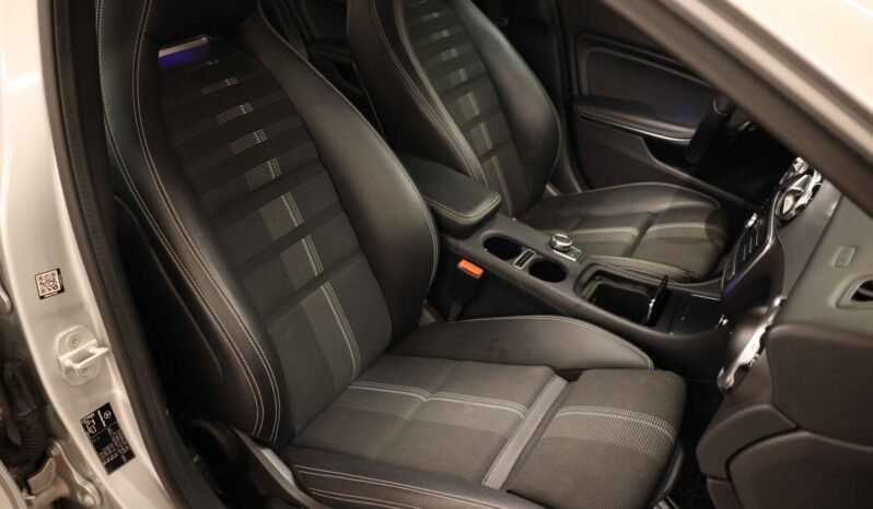 
Mercedes-Benz GLA 220 4MATIC full									