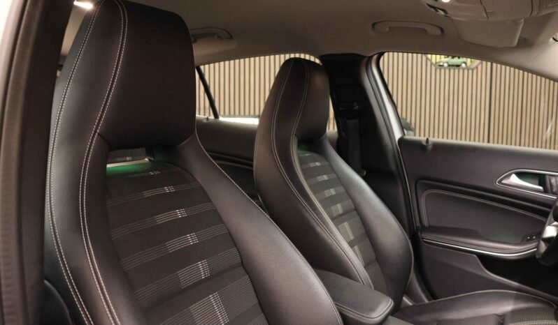 
Mercedes-Benz GLA 220 4MATIC full									