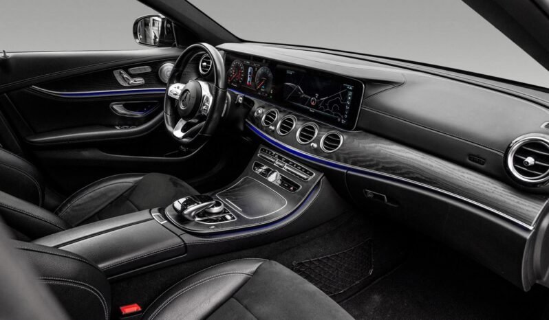 
Mercedes-Benz E300 e AMG Line full									