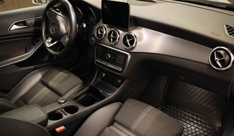 
Mercedes-Benz GLA 220 4MATIC full									