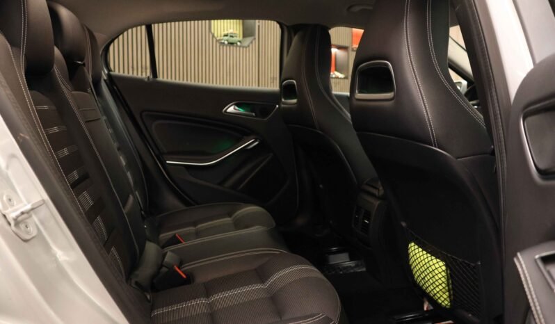 
Mercedes-Benz GLA 220 4MATIC full									