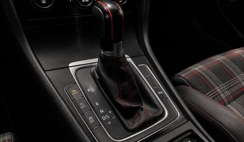 
Volkswagen Golf VII GTI 230 DSG full									