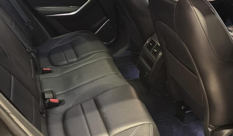 
Jaguar F-PACE P400e SE R-Dynamic Black AWD full									