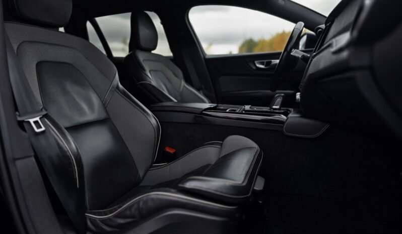 
Volvo V60 340 ch AWD R-Design full									