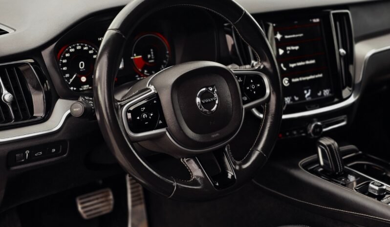 
Volvo V60 340 ch AWD R-Design full									