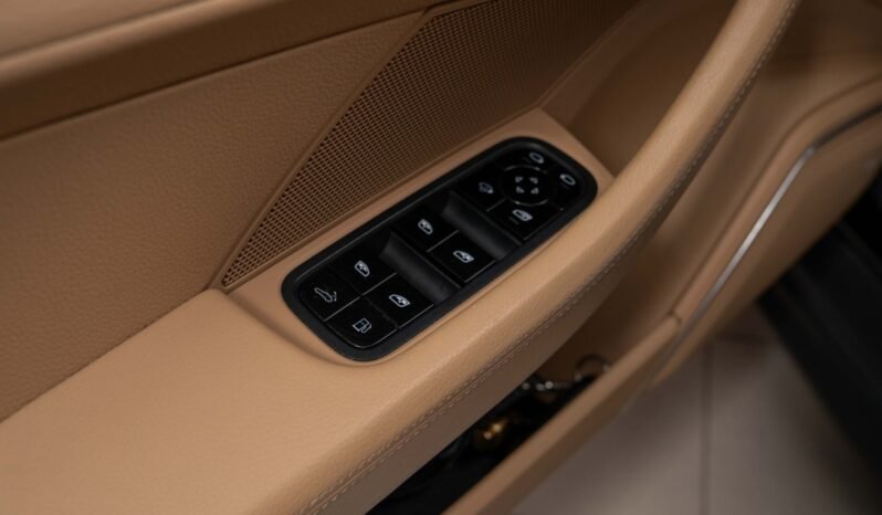 
Porsche Panamera 4 E-Hybrid full									