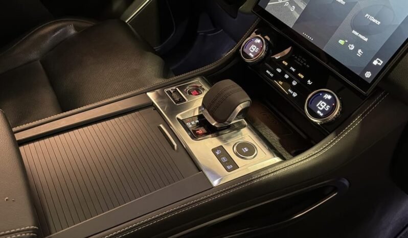 
Jaguar F-PACE P400e SE R-Dynamic Black AWD full									