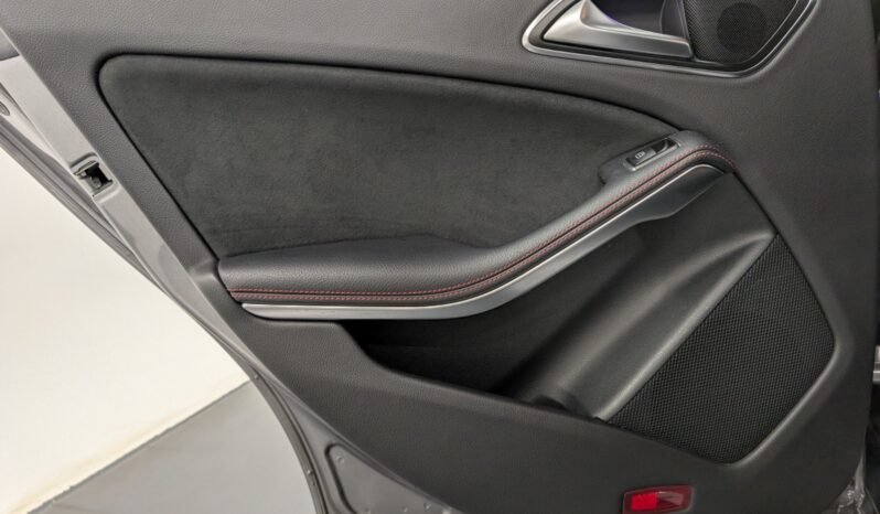 
Mercedes-Benz CLA 180 1.6 Turbo 122 ch full									