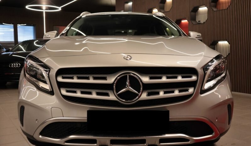 
Mercedes-Benz GLA 220 4MATIC full									