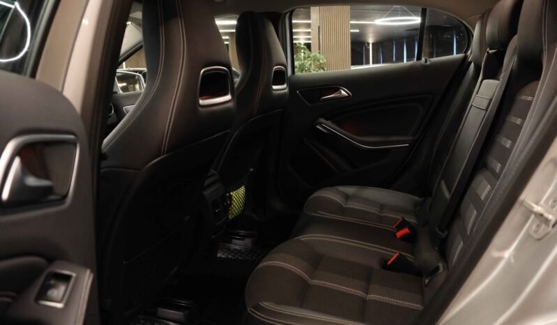 
Mercedes-Benz GLA 220 4MATIC full									
