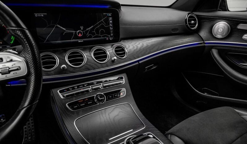 
Mercedes-Benz E300 e AMG Line full									