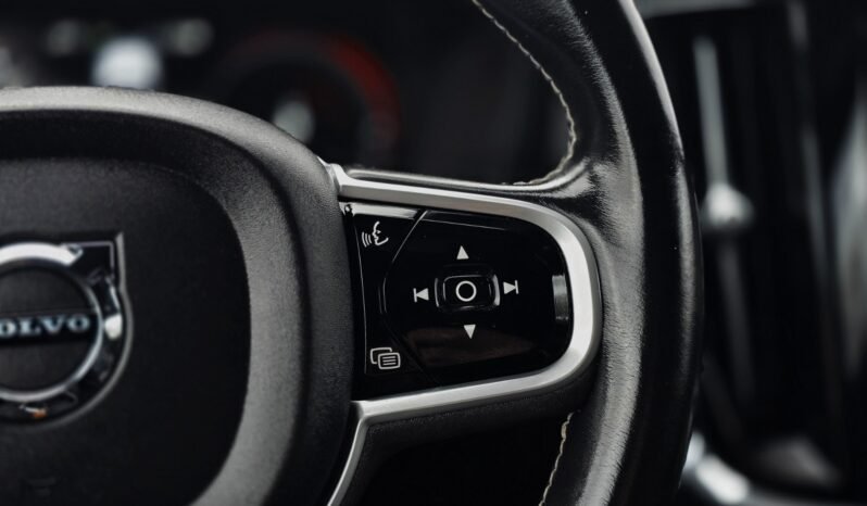 
Volvo V60 340 ch AWD R-Design full									