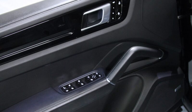 
Porsche Cayenne Coupé E-Hybrid full									