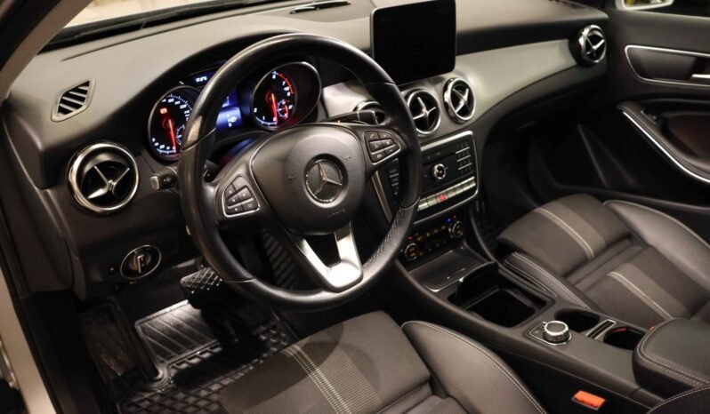 
Mercedes-Benz GLA 220 4MATIC full									
