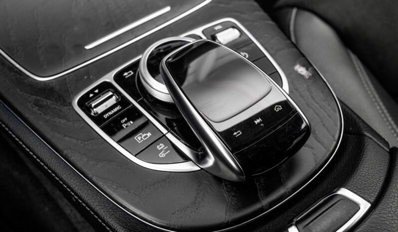 
Mercedes-Benz E300 e AMG Line full									