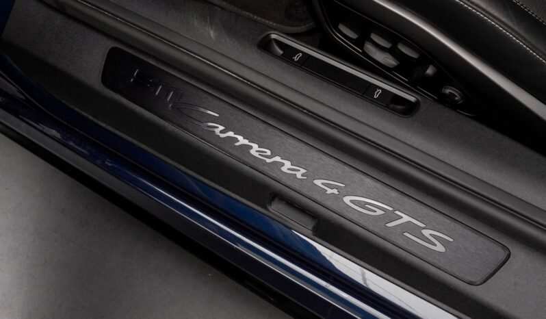 
Porsche 911 Carrera 4 GTS full									