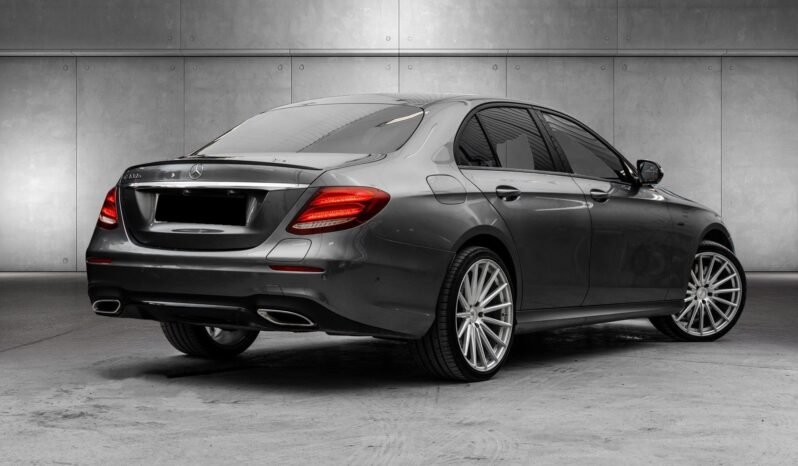
Mercedes-Benz E300 e AMG Line full									