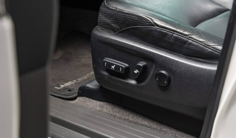 
Toyota Land Cruiser 3.0 D-4D VX-L full									