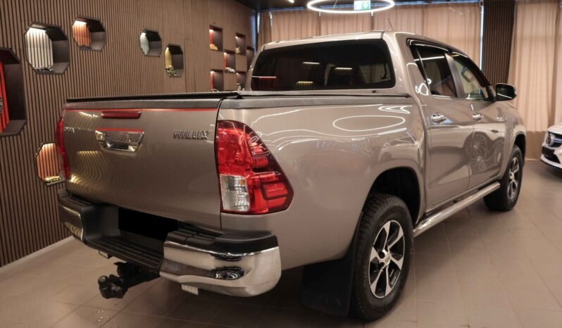 
Toyota HiLux 4×4 full									