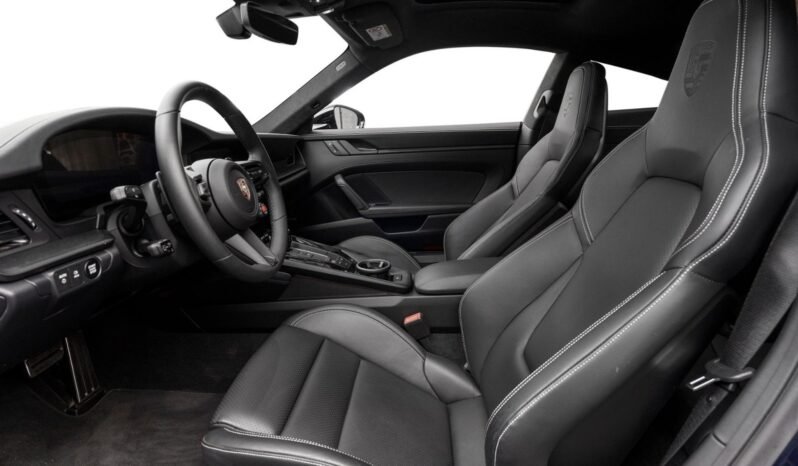 
Porsche 911 Carrera 4 GTS full									