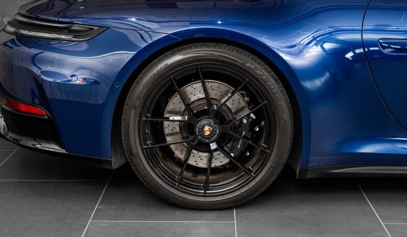 
Porsche 911 Carrera 4 GTS full									