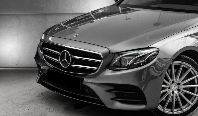 
Mercedes-Benz E300 e AMG Line full									