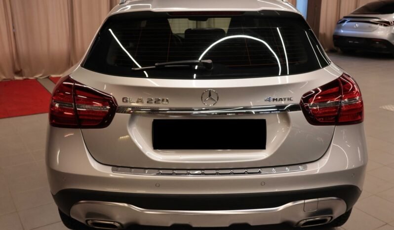 
Mercedes-Benz GLA 220 4MATIC full									