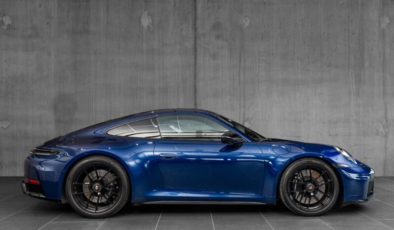 
Porsche 911 Carrera 4 GTS full									