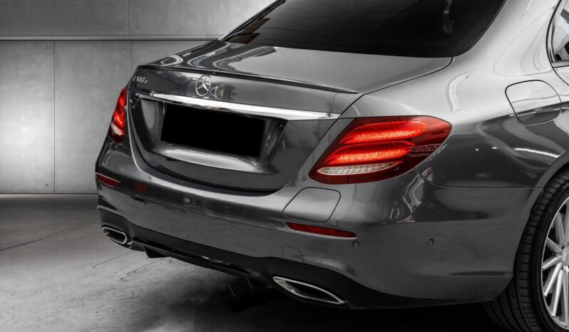 
Mercedes-Benz E300 e AMG Line full									