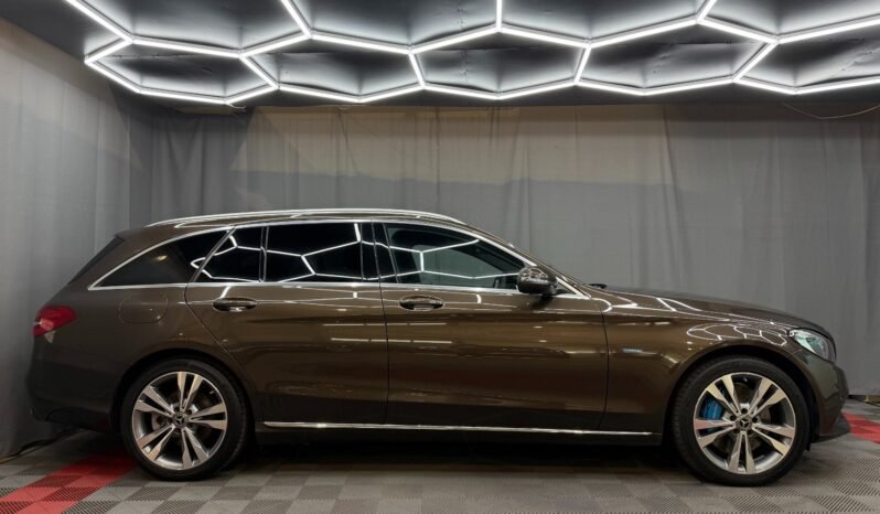 
Mercedes-Benz C350 e Hybrid full									