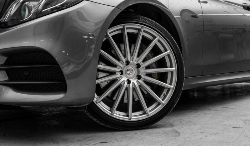 
Mercedes-Benz E300 e AMG Line full									