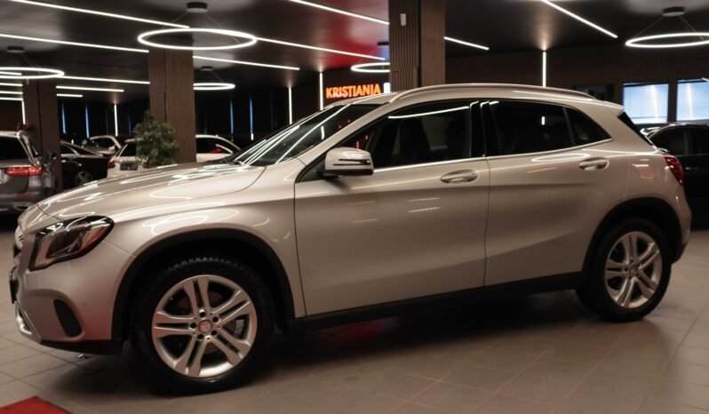 
Mercedes-Benz GLA 220 4MATIC full									