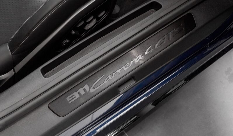 
Porsche 911 Carrera 4 GTS full									