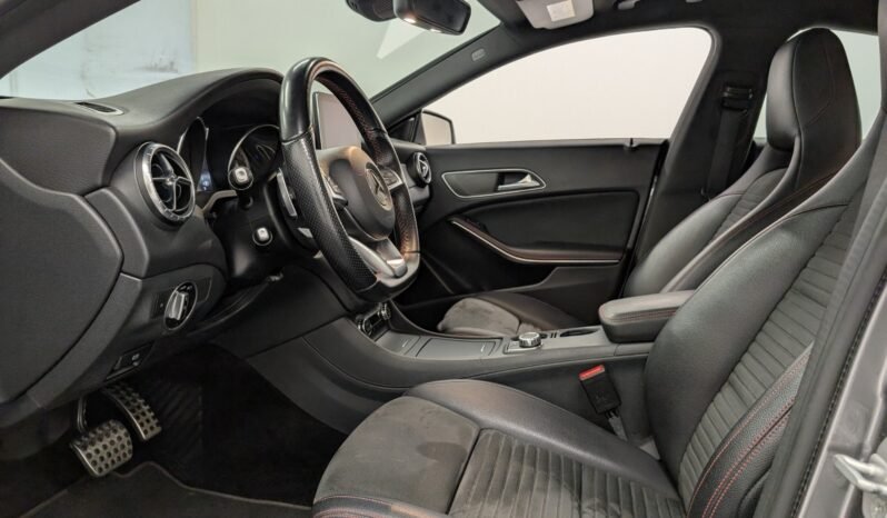 
Mercedes-Benz CLA 180 1.6 Turbo 122 ch full									