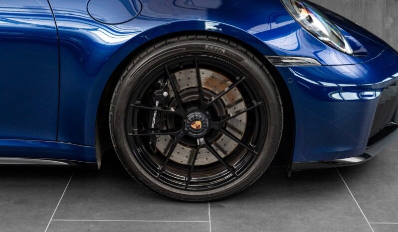 
Porsche 911 Carrera 4 GTS full									