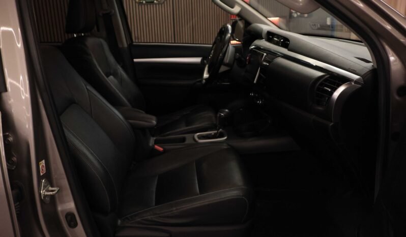 
Toyota HiLux 4×4 full									
